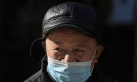 Một cụ ông đeo khẩu trang khi đi trên phố ở Bắc Kinh (Trung Quốc) ngày 14/12. Ảnh: AP