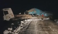 Nga: Xe tải chở &apos;xe tăng bay&apos; Su-34 mất lái, lao xuống vệ đường