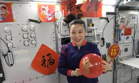 Phi hành gia Trung Quốc trang trí trạm vũ trụ Thiên Cung đón năm mới