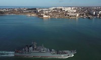 Hơn 30 tàu chiến Nga bắt đầu tập trận gần Crimea