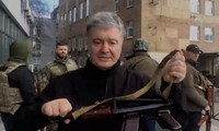 Cựu Tổng thống Ukraine cầm súng trường xuống đường ở Kiev