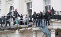 Cảnh sát Anh bắt nhóm người quá khích tấn công biệt thự tỷ phú Nga ở London