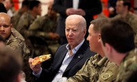 Tổng thống Biden ăn pizza cùng lính Mỹ ở Ba Lan