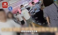 Trung Quốc: Xôn xao vụ người phụ nữ nghi vợ quan chức dọa lấy 50 chiếc Bentley chặn bãi đậu xe