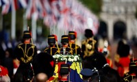 Linh cữu Nữ hoàng Elizabeth rời Cung điện Buckingham, được rước qua trung tâm London