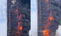 Tòa tháp 200m ở Trung Quốc cháy rực như đuốc