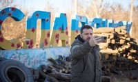 Tổng thống Ukraine Zelensky đến gần tiền tuyến ở Donbass