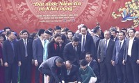 Chủ tịch nước Nguyễn Xuân Phúc thả cá chép tiễn ông Công, ông Táo 