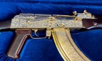 Phát hiện khẩu súng trường Kalashnikov mạ vàng tại sân bay Nga