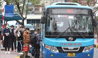 Người dân trở lại thành phố sau Tết, bến xe ở Hà Nội đông đúc