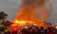 Ngôi chùa ở Úc chìm trong &apos;biển lửa&apos;, khói đen bốc cuồn cuộn