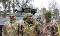 Binh sĩ Ukraine ví xe tăng Leopard của Đức với xe Mercedes