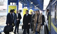 Thủ tướng Nhật Bản đến Kiev bằng tàu hỏa