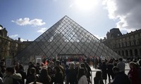 Pháp: Người biểu tình chặn lối vào Bảo tàng Louvre
