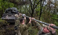Pháo tự hành Đức &apos;vật lộn&apos; trong bùn lầy ở Ukraine