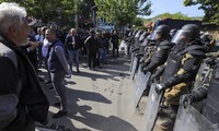 Người biểu tình đụng độ lính NATO ở Kosovo, hàng chục người bị thương