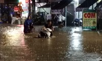 Xe máy &apos;bơi&apos; trong biển nước, nhà tốc mái sau cơn mưa dông ở Đồng Nai