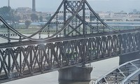 Phát hiện hai chiếc xe khách đi từ Triều Tiên sang Trung Quốc