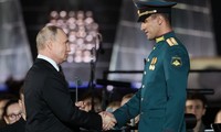 Tổng thống Nga Putin trao huân huy chương tặng kíp lái xe tăng Nga đối đầu nhóm quân Ukraine