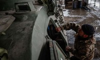 Binh sĩ Ukraine chạy đua với thời gian sửa xe bọc thép bị hư hại bởi hỏa lực Nga