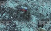 Binh sĩ Nga cắm cờ ở thành trì của Ukraine ở Donetsk
