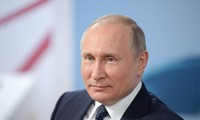 Một nhóm cử tri ủng hộ ông Putin tái tranh cử tổng thống Nga với tư cách ứng viên độc lập