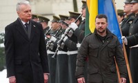 Tổng thống Ukraine bất ngờ thăm nước thành viên NATO