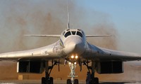 Tổng thống Nga trải nghiệm oanh tạc cơ &apos;Thiên nga trắng&apos; Tu-160M