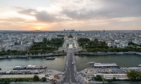 Tổng thống Pháp Macron hứa sẽ bơi ở sông Seine