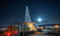 &apos;Ngựa thồ&apos; C-130 Mỹ thả 38.000 suất ăn xuống Dải Gaza