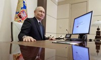 Tổng thống Nga Vladimir Putin bỏ phiếu trực tuyến