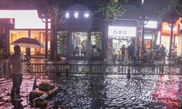 Trung Quốc: Gió bão thổi bay cửa sổ chung cư, 3 người rơi xuống đất tử vong
