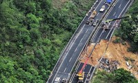 Trung Quốc: Đường cao tốc bất ngờ sụt lún, 19 người thiệt mạng