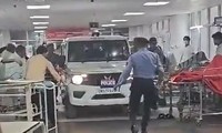 Ấn Độ: Cảnh sát lái xe lao vào phòng cấp cứu bắt người như phim hành động