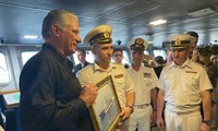 Chủ tịch Cuba thăm tàu chiến Nga
