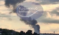 Phi công Ukraine tấn công cơ sở lưu trữ ở Crimea, khói bốc nghi ngút