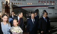 Tổng thống Nga Putin ra sân bay đón các tù nhân vừa được phương Tây trả tự do