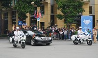 13h25, xe hộ tống Chủ tịch Triều Tiên đi trước, sau đó đến đoàn vệ sĩ, đến xe của ông rời khỏi khách sạn Metropole. 