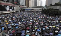 Đám đông biểu tình bên ngoài tòa nhà Hội đồng Lập pháp Hong Kong. Ảnh: AP.