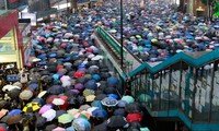 Đám đông biểu tình trong công viên Victoria ở Hong Kong. Ảnh: Getty Images.