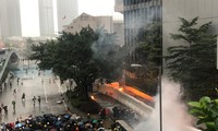 Người biểu tình ném bom xăng vào văn phòng chính quyền ở trung tâm Hong Kong. Ảnh: CNN.