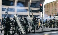 Cảnh sát chống bạo động của Hong Kong nỗ lực giải tán biểu tình. Ảnh: Getty Images.