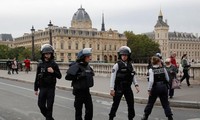 Cảnh sát Pháp ở gần hiện trường. Ảnh: Getty.