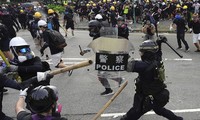 Cảnh sát và người biểu tình ở Hong Kong xô xát. Ảnh: AP.