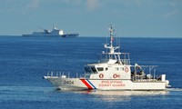 Tàu cảnh sát biển Philippines (phía trước) và tàu hải cảnh Trung Quốc (phía sau). Ảnh: Rappler.