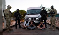 Cảnh sát đứng cạnh các nghi phạm bị bắt trong một chiến dịch triệt phá các băng đảng ma túy, thu được 1,2 tấn methamphetamine ở Úc. Ảnh chụp ngày 21/12/2017. Nguồn: Reuters
