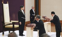 Nhà vua Nhật Bản Naruhito tiếp nhận biểu chương hoàng gia tại hoàng cung hồi tháng 5. Ảnh: Kyodo News.