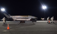 Máy bay vũ trụ X-37B sau khi hạ cánh xuống Trung tâm Vũ trụ Kennedy của NASA ở bang Florida hôm Chủ nhật (giờ Mỹ). Ảnh: U.S. Airforce.