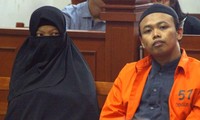 Dian Yulia Novita cùng chồng Nur Solikin trong phiên tòa ngày 23/8/2017. Cựu ô-sin Novita bị kết án 7,5 năm tù vì âm mưu tấn công tự sát dinh tổng thống ở Jakarta. Ảnh: Getty.