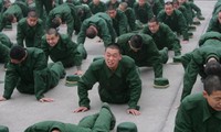 Tân binh Trung Quốc rèn thể lực. Ảnh: Getty Images.